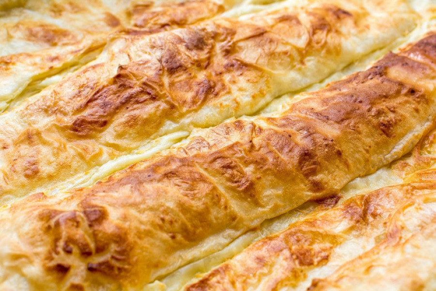 Pravi SRPSKI doručak: Bakina GIBANICA sa sirom, sočna prste da poližete