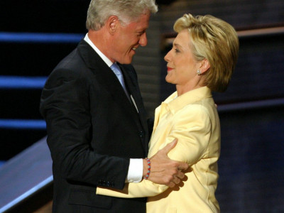 Klinton je hitno hospitalizovan, a OVAKO je izgledala njegova supruga, HILARI, kada je uletela u bolnicu!