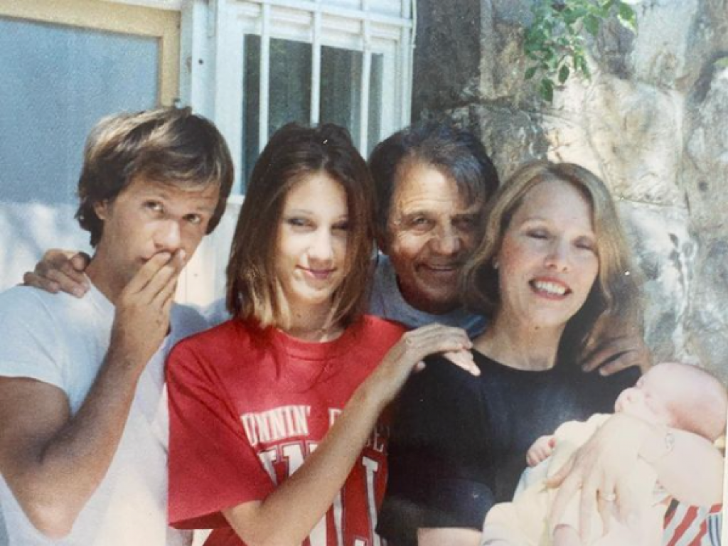 Nikad viđene fotografije iz porodičnog albuma ŽIKE TODOROVIĆA: Glumac prvi put pokazao MAĆEHU i dve mlađe sestre
