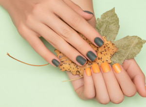 Budite uvek u TRENDU: Četiri boje lakova za nokte koje će DOMINIRATI ove jeseni!