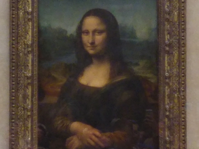Šokantan snimak iz Luvra: Mona Liza pogođena TORTOM, Parižani okupljeni oko nje gledaju u NEVERICI (VIDEO)