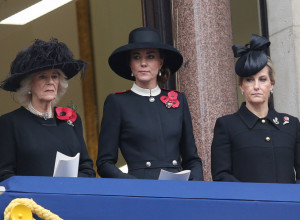 "Bože čuvaj kraljicu" ODJEKNULO je Britanijom: Kraljevska porodica izašla u JAVNOST i minutom ćutanja odala počast POGINULIMA, opet bez Elizabete II
