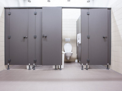 Nemojte NIKADA da koristite ovu kabinu u JAVNOM toaletu: Dokazano je da je NAJVIŠE korišćena, a evo i zašto!