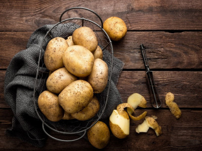 ZABORAVIĆETE na staru metodu pečenja posle ovog snimka: Krompir iz rerne gotov za tili čas, a treba vam samo jedna KAŠIKA!