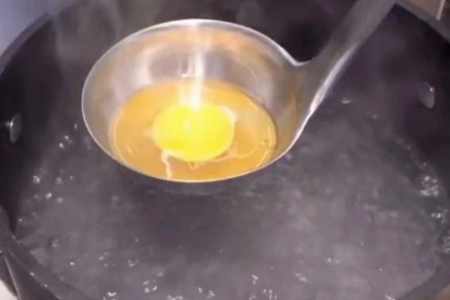 Zaboravite na KOMPLIKOVANU metodu: Ovaj trik za SAVRŠENO POŠIRANO jaje je pravi mali spas!