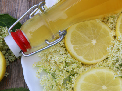 Recept za PRAVI starinski sok od ZOVE: Napravite sirup od 40 CVETOVA čiji miris vraća u detinjstvo