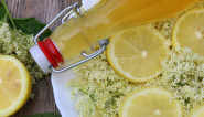 Recept za PRAVI starinski sok od ZOVE: Napravite sirup od 40 CVETOVA čiji miris vraća u detinjstvo