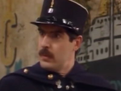 Da li se sećate URNEBESNOG francuskog policajca iz serije "Alo alo": Krebtri je ponovo postao HIT na Internetu, a evo kako mu "uniforma" stoji i posle 40 GODINA!