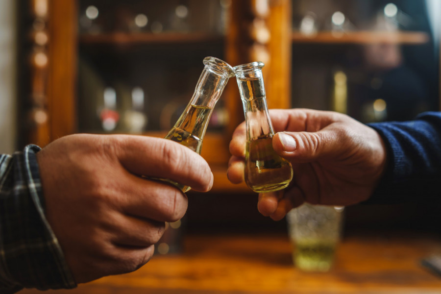 Čašica alkohola posle jela - MIT ili ISTINA: Da li je zaista dobro "DRMNUTI JEDNU RAKIJU" nakon obroka?