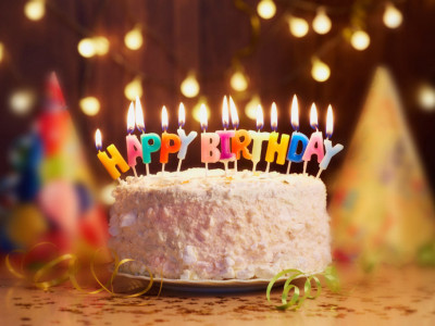 Svi je OBOŽAVAMO,  a ne znamo ISTINU: Evo zašto se za rođendane jede BAŠ torta i duvaju svećice