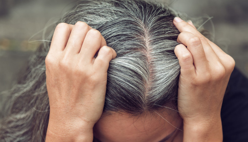 Kako se rešiti sede kose? Učinite to bez farbanja ili posete frizerskom salonu