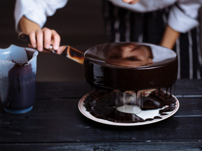 Tamna čokoladna glazura: Recept za SAVRŠENO finiširanje vaših omiljenih slatkiša