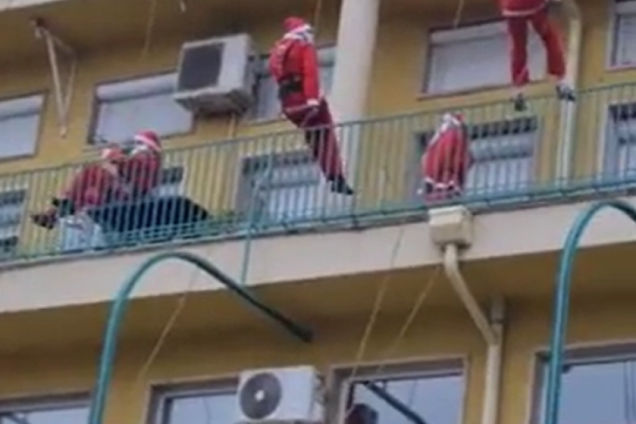 Za bolesnu decu sa Tiršove ovo je bio poseban trenutak: Nekoliko Deda Mrazeva "upalo" u njihove sobe preko terasa sa poklonima! (VIDEO)