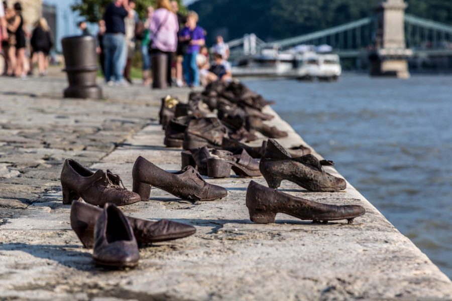 Potresna priča stoji iz ovog SPOMENIKA: Nalaze se na obali Dunava, a cipele kriju UŽASNU istinu iz Drugog svetskog rata