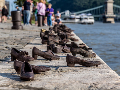 Potresna priča stoji iz ovog SPOMENIKA: Nalaze se na obali Dunava, a cipele kriju UŽASNU istinu iz Drugog svetskog rata