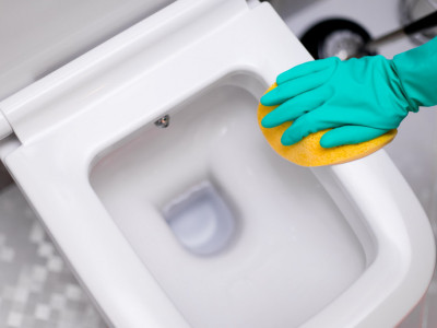 Prirodno SREDSTVO uklanja svu prljavštinu sa WC šolje: Pomešajte TRI sastojka koja imate u kuhinji, a rezultat će vas oduševiti