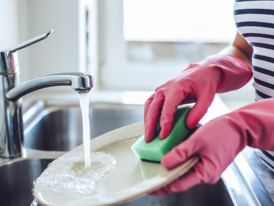 Uštedite VODU i VREME: Ove greške svi PRAVIMO prilikom pranja sudova, a nismo ni svesni da PRLJAVŠTINA i dalje ostaje