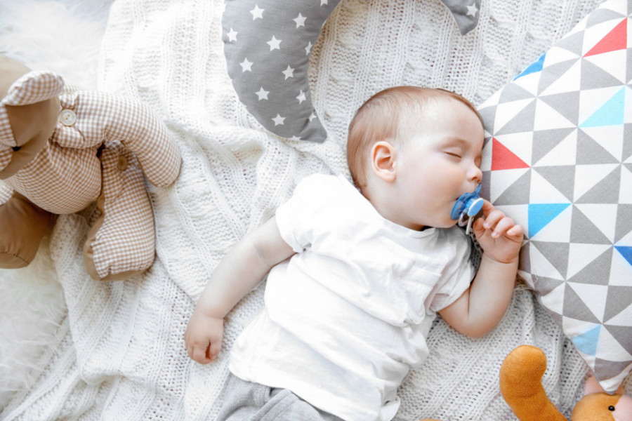 Uspavajte uplakanu bebu za 30 sekundi: Tatina jednostavna metoda oduševila je sve MAME (VIDEO)