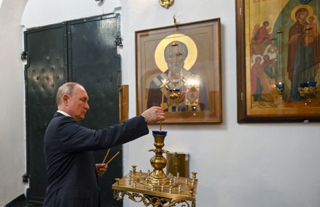 Klečao je, molio se i plakao: Ovo su NAJTEŽI trenuci u životu Vladimira Putina, samo u JEDNOJ stvari je pronašao utehu