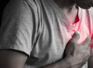 Bol u grudima vas plaši: Dišite polako, ovo su sekundarni simptomi infarkta koji se javljaju u roku od 24 časa!