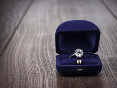 Žena je GUGLALA svog verenika: Nije mislila da će otkriti MRAČNU tajnu vereničkog prstena