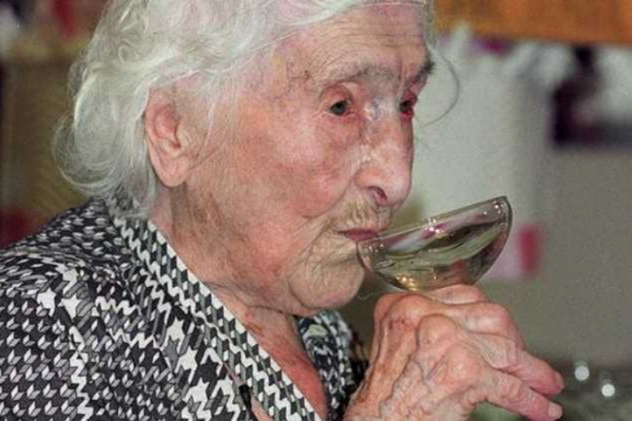 Živela 122 godine, pušila CIGARETE, pila ALKOHOL: Ovo je tajna njene dugovečnosti!
