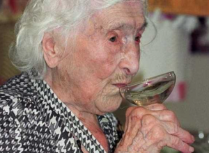 Živela 122 godine, pušila CIGARETE, pila ALKOHOL: Ovo je tajna njene dugovečnosti!