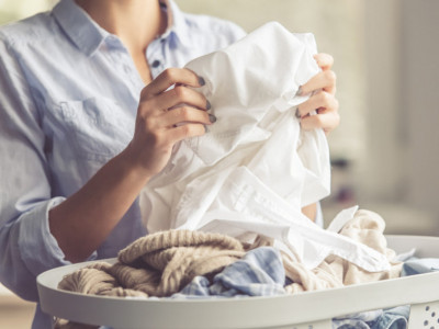 Ovo baš deluje genijalno: Mama podelila trik za  pranje belog veša i svi su oduševljeni