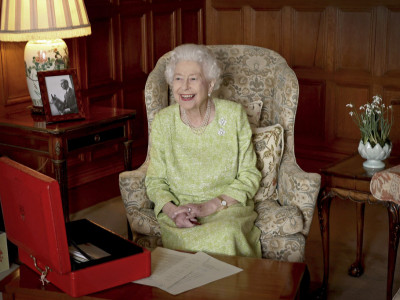 Kraljica Elizabeta ne prestaje da iznenađuje: Obogatila je TRŽIŠTE sa proizvodom koji joj pričinjava veliko ZADOVOLJSTVO