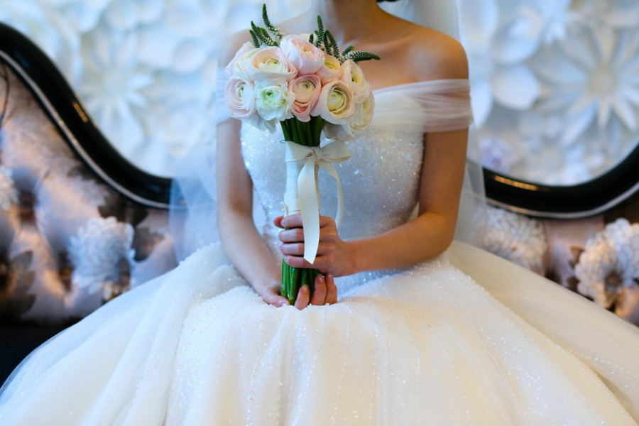 Svi su se ŠOKIRALI koja je zapravo TRADICIONALNA boja venčanice: Ona danas ASOCIRA na blud i razvrat!