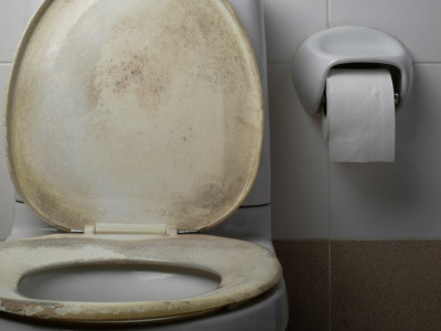Oslobodite se ŽUTIH mrlja na dasci sa WC šolje: Uz pomoć DVA jeftina sastojka, izgledaće kao da je tek KUPLJENA