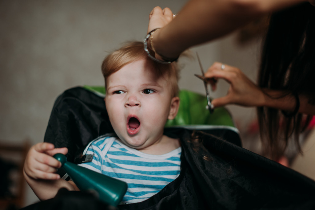Da li želite da ošišate svoje dete? Pre nego što posegnete za makazama, pročitajte ove savete!