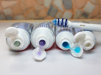 Stručnjaci stali na put LAŽNIM informacijama: Evo šta zapravo znače KVADRATIĆI na pasti za zube, nije presudno za zdravlje