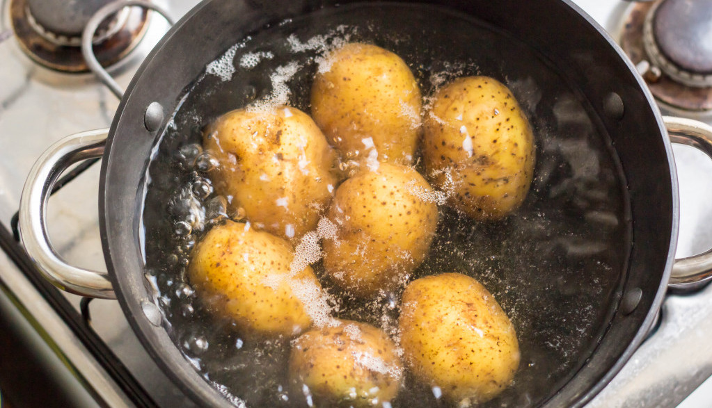 ODLIČAN trik da skuvate BRŽE krompir: Profesionalni KUVARI uvek OVO prvo urade pre nego što ga stave u šerpu