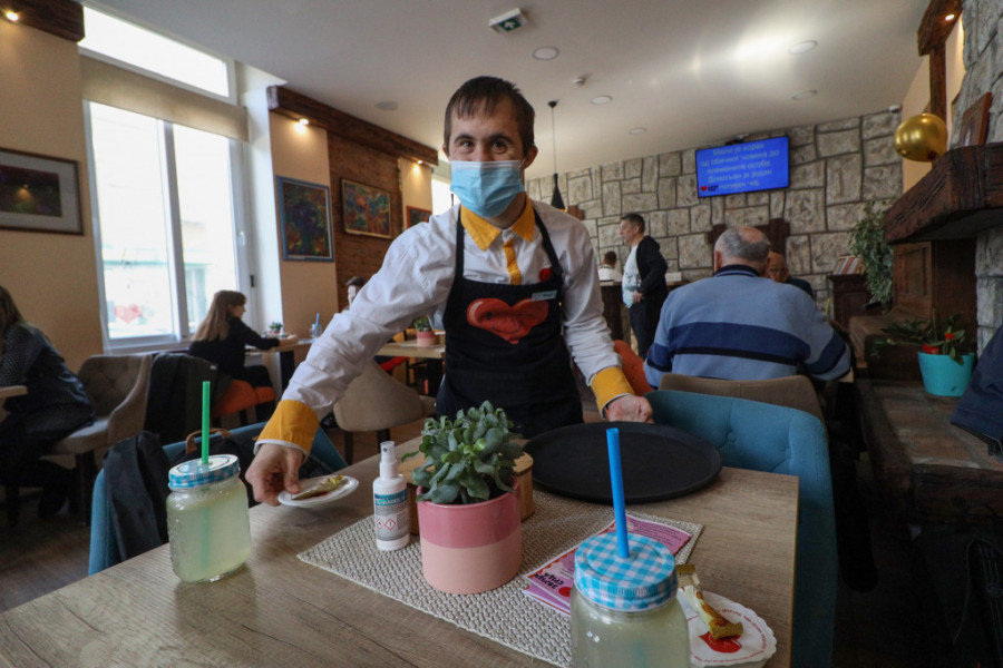 Ovo je najhumaniji kafić u Srbiji: U njemu rade ljudi kojima niko drugi nije dao šansu (VIDEO)