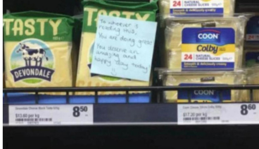 „KO GOD OVO ČITA…“: Žena je u supermarketu spazila PORUKU zalepljenu na pakovanju sira – ove reči su je ostavile u ČUDU