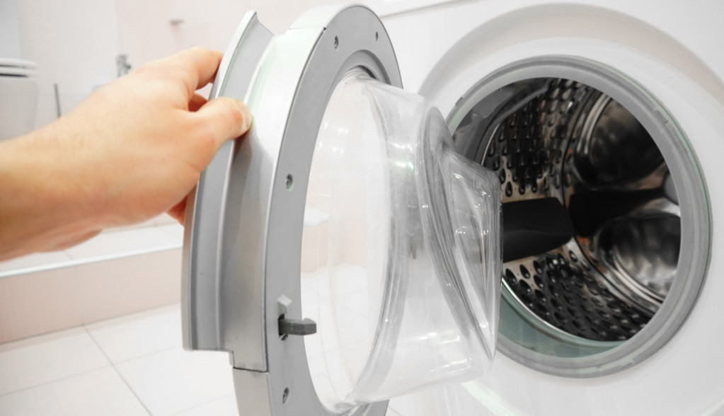Ubacite plastičnu KESU u mašinu za pranje veša: Ovaj trik morate da znate, efekat će vas ŠOKIRATI