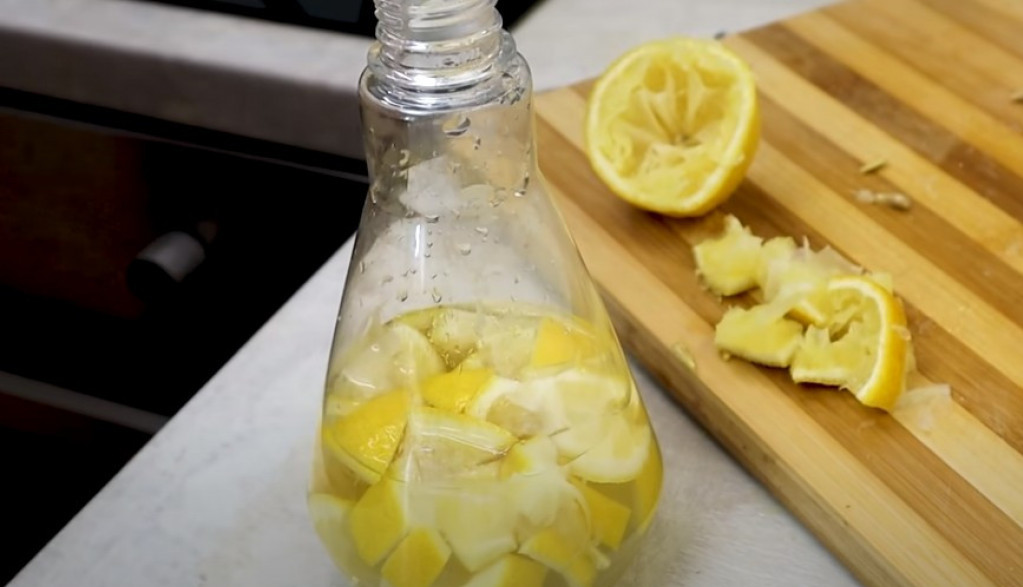 NE BACAJTE limunovu koru: Domaćice se KUNU u njenu efikasnost, evo kako je PRIMENJUJU