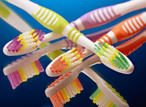 Znate li zašto su VLAKNA na četkici za zube RAZLIČITIH boja? Pastu smo sve vreme POGREŠNO nanosili
