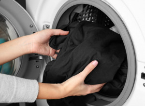Bakin TRIK za pranje odeće: Rešite se i NAJUPORNIJIH fleka uz samo DVA sastojka