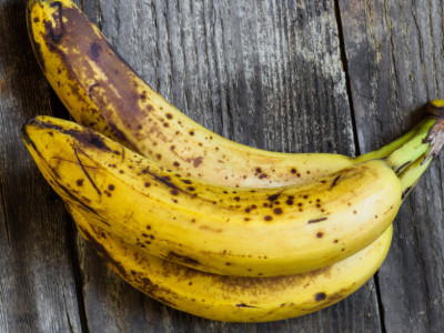 Da li su BANANE uopšte zdrave? Evo šta se dešava u našem ORGANIZMU ako pojedemo bananu sa CRNIM PEGAMA