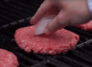 "Niko ne želi da jede TVRDO meso": Kuvar OTKRIO najveće greške koje pravimo pri ROŠTILJANJU!