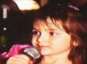 Na ovoj FOTOGRAFIJI je imala samo četiri godine: Danas jedna od najzgodnijih pevačica, a oduvek je znala čime će se BAVITI, da li je prepoznajete?