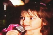 Na ovoj FOTOGRAFIJI je imala samo četiri godine: Danas jedna od najzgodnijih pevačica, a oduvek je znala čime će se BAVITI, da li je prepoznajete?