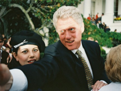 Afera sa Bilom Klintonom joj je OBELEŽILA život: Zvali su je "DEBELA LJUBAVNICA", pre 20 godina su je ismevali, danas je Monika NEPREPOZNATLJIVA