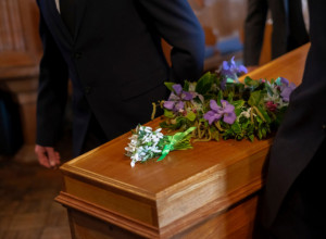 Srpski običaji kada neko premine: Evo šta se stavlja u sanduk pokojnika na sahrani, tu obično SVI greše