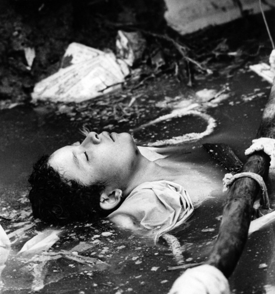 Tri dana je bila ZAROBLJENA u vodi do guše: Francuski fotograf je zabeležio devojčicine poslednje trenutke - Bilo je to zastrašujuće iskustvo (FOTO)
