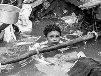 Tri dana je bila ZAROBLJENA u vodi do guše: Francuski fotograf je zabeležio devojčicine poslednje trenutke - Bilo je to zastrašujuće iskustvo (FOTO)