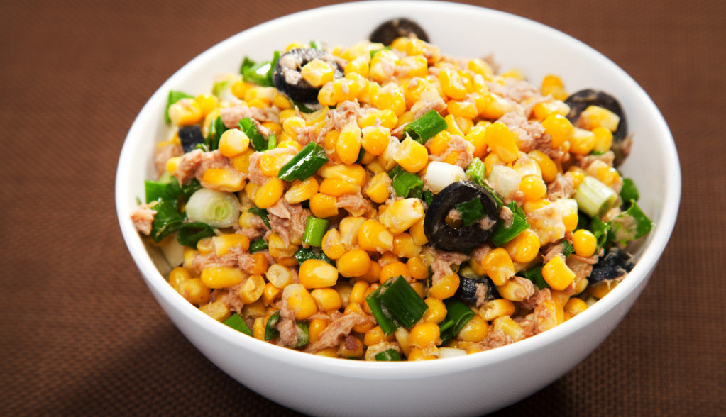 Brza MIKS salata za početak dana: U ODMRZNUTI kukuruz dodajte OVE sastojke, za SEDAM minuta ćete osetiti SITOST