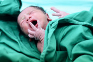 Nesvakidašnja FOTOGRAFIJA novorođenčeta ostavlja bez daha: Slikali su bebu sa sve POSTELJICOM i PUŠČANOM VRPCOM, a iza toga stoji lepa PORUKA